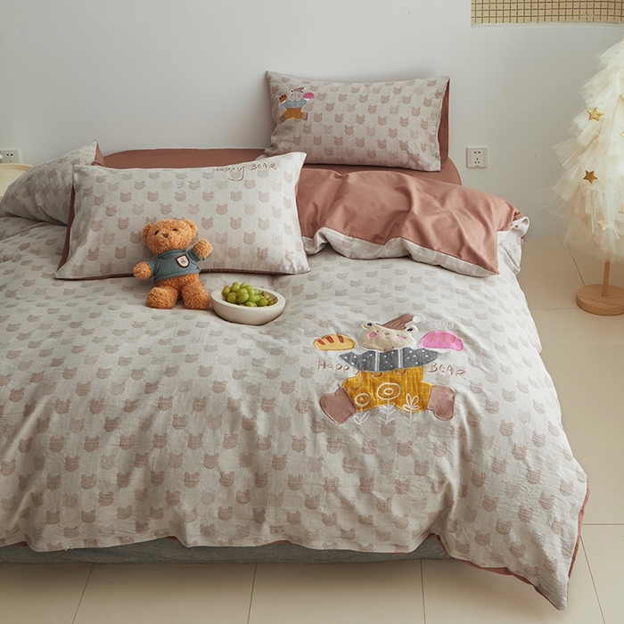 91家纺网 家纺一手货源 找家纺 怡家居 2025新款色织大提花贴布绣四件套 贪吃帽子熊