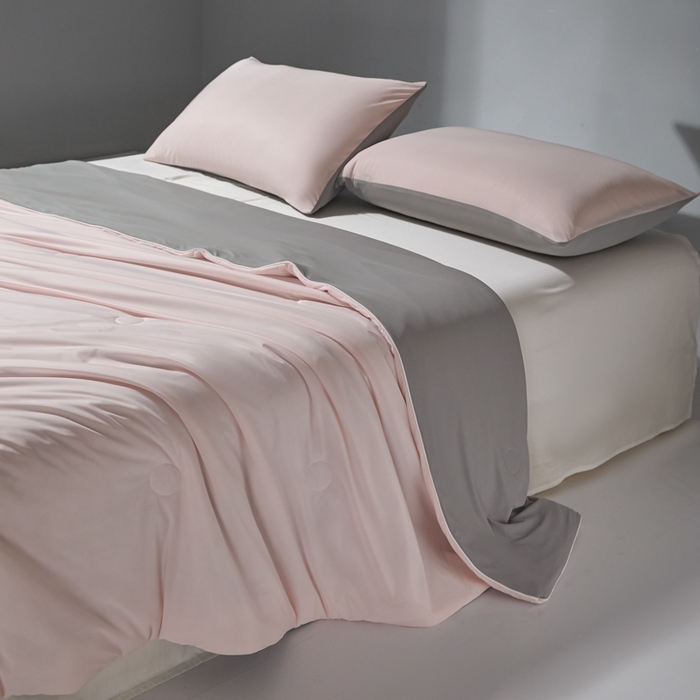 91家纺网 家纺一手货源 找家纺 梦恬佳 2025新款高克重140g凉感丝冰丝仿锦氨夏凉被被子被芯 旷野-粉拼灰