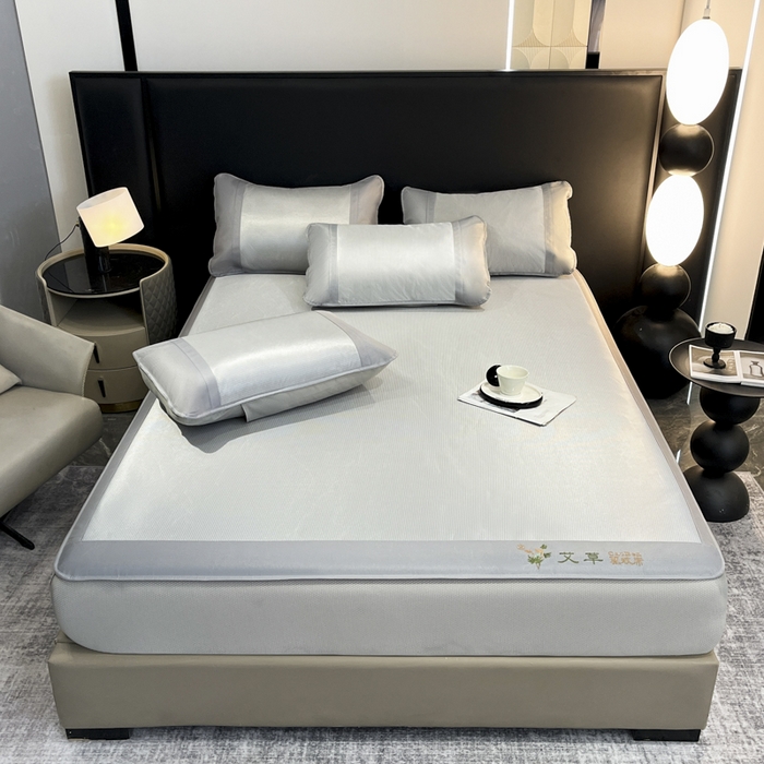 91家纺网 家纺一手货源 找家纺 航途席业 2025新款刺绣可水洗碳光冰丝席宽包边无纺布冰丝席艾香系列 艾草刺绣藤席千鸟格床笠款灰色