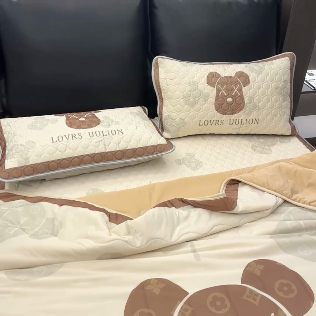 91家纺网 家纺一手货源 找家纺 摩卡（乐趣） 2025新款春夏新款夏凉被 冰激凌大豆夏被 熊头咖