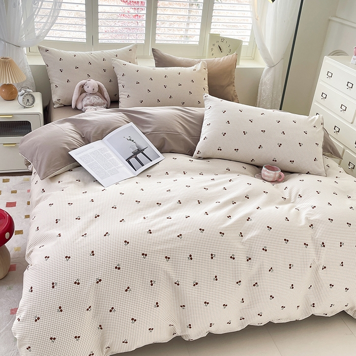 91家纺网 家纺一手货源 找家纺 宜家坊 2025全棉13070单被套印花小清新卡通碎花纯棉单品被套枕套（有预缩售后无忧 免费提供买家秀） 樱桃格子红
