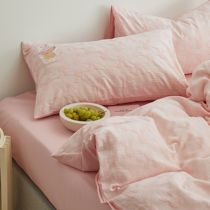 91家纺网 家纺一手货源 找家纺 怡家居 2025新款色织大提花贴布绣四件套 可爱兔-粉