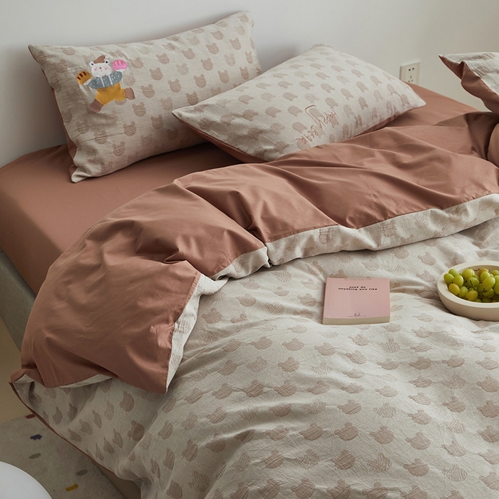 91家纺网 家纺一手货源 找家纺 怡家居 2025新款色织大提花贴布绣四件套 贪吃帽子熊