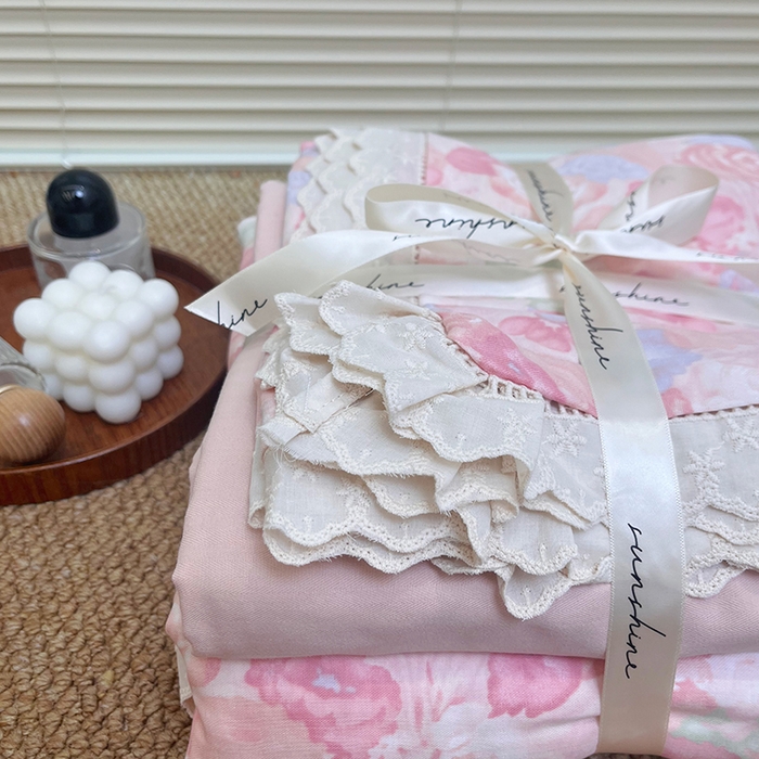 91家纺网 家纺一手货源 找家纺 荣轩家居 2025新款全棉双层纱镂空花边工艺款四件套 颜花朝