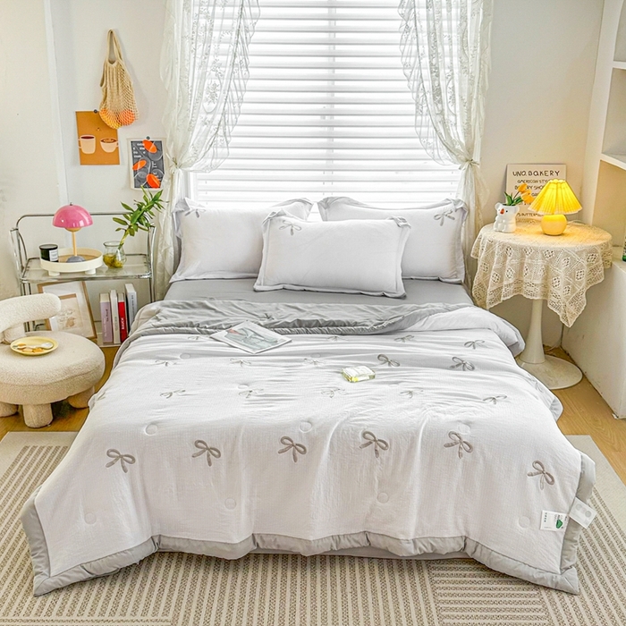 91家纺网 家纺一手货源 找家纺 芙绣家纺 2025新款蝴蝶结绣花香云纱夏被夏凉被空调被 蝴蝶结一神秘灰