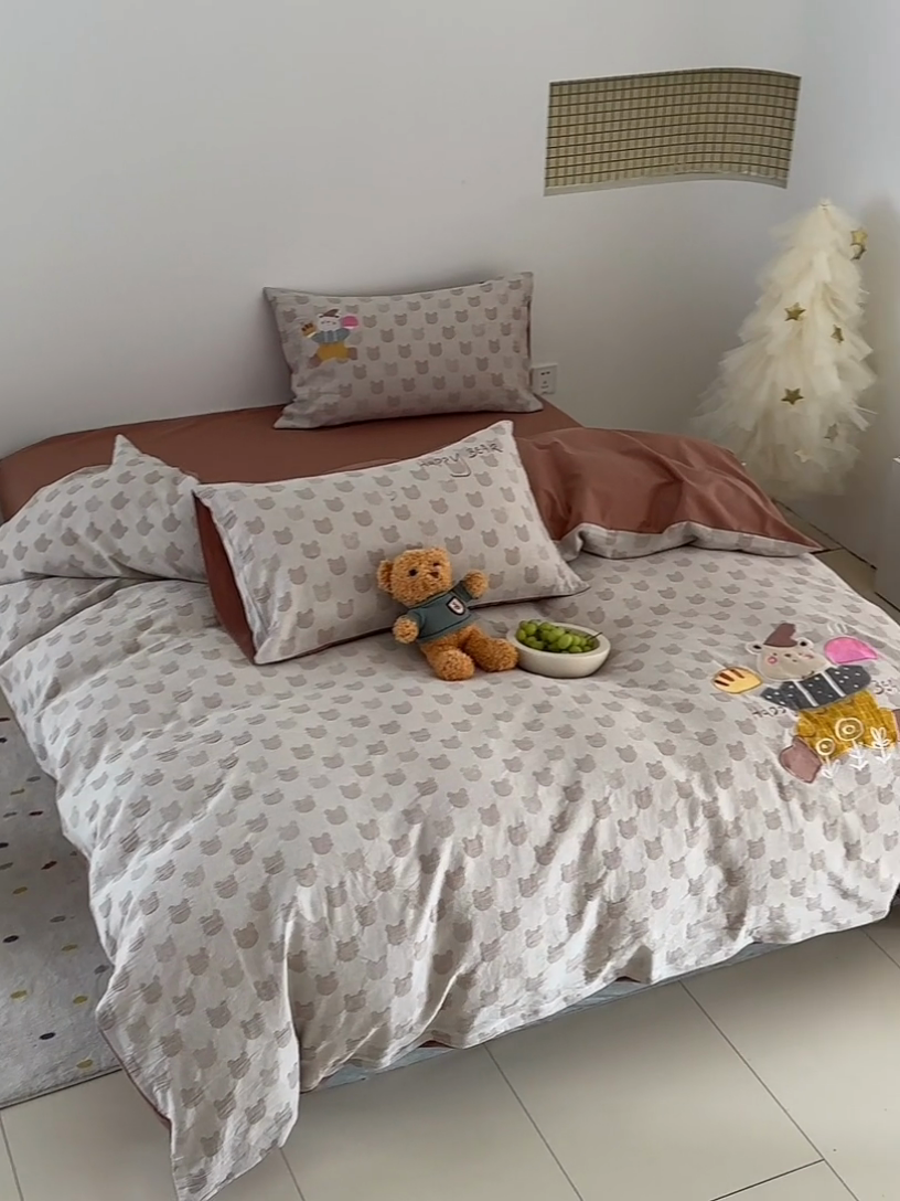 91家纺网 家纺一手货源 找家纺 怡家居 2025新款色织大提花贴布绣四件套 贪吃帽子熊