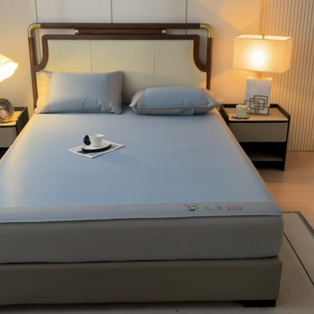 91家纺网 家纺一手货源 找家纺 航途席业 2025新款凉席三明治刺绣可水洗碳光冰丝席宽包边艾香系列 艾香冰丝床笠饼干-蓝