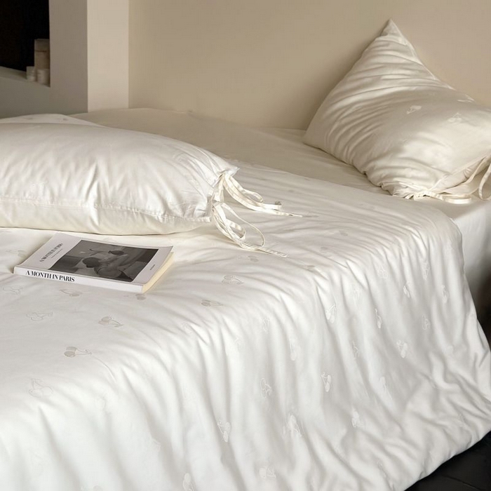 91家纺网 家纺一手货源 找家纺 （总）鹿班家居 2025春夏款100S长绒棉精美提花系列-奶油樱桃-场景一【标准会员-20元】