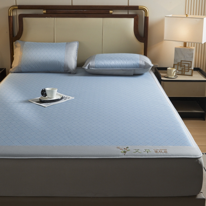 91家纺网 家纺一手货源 找家纺 航途席业 2025新款凉席三明治刺绣可水洗碳光冰丝席宽包边艾香系列 艾香冰丝床笠饼干-蓝