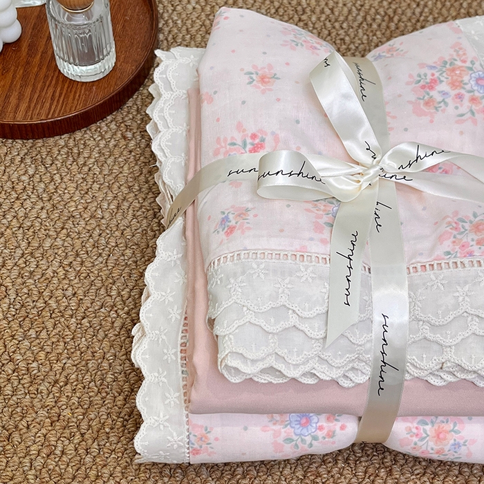 91家纺网 家纺一手货源 找家纺 荣轩家居 2025新款全棉双层纱镂空花边工艺款四件套 浅沫