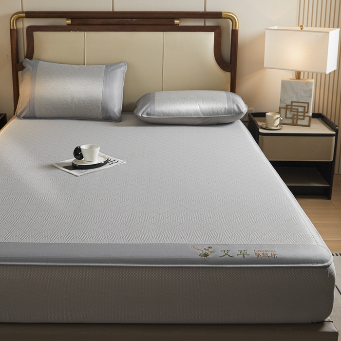 91家纺网 家纺一手货源 找家纺 航途席业 2025新款刺绣可水洗碳光冰丝席宽包边无纺布冰丝席艾香系列 艾香冰丝床笠饼干-灰