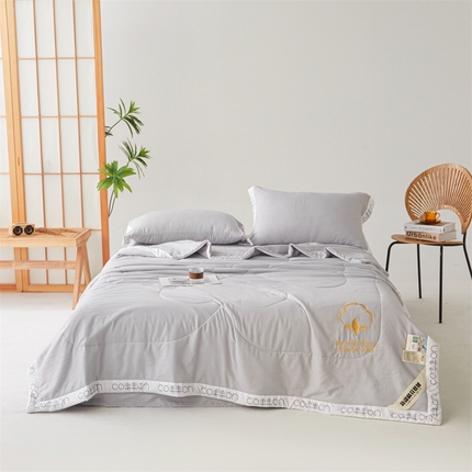 91家纺网 家纺一手货源 找家纺 总  新疆纯棉花被宽边绣花款全棉水洗棉夏凉被空调被薄款春秋被