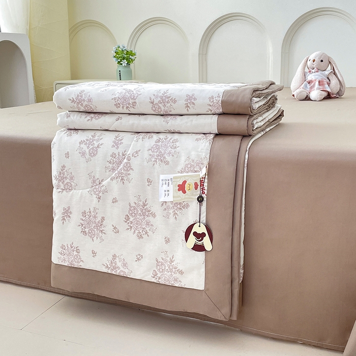 91家纺网 家纺一手货源 找家纺 丫丫2025全棉夏被碎花卡通小清新简约纯棉夏凉被夏被四件套三件套风格三 合金欢