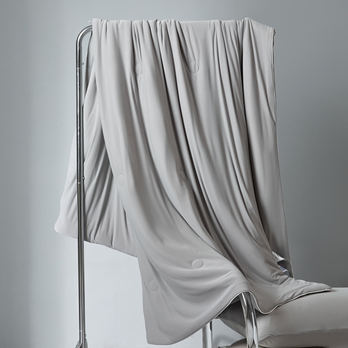 91家纺网 家纺一手货源 找家纺 梦恬佳 2025新款高克重140g凉感丝冰丝仿锦氨夏凉被被子被芯 旷野-星空灰