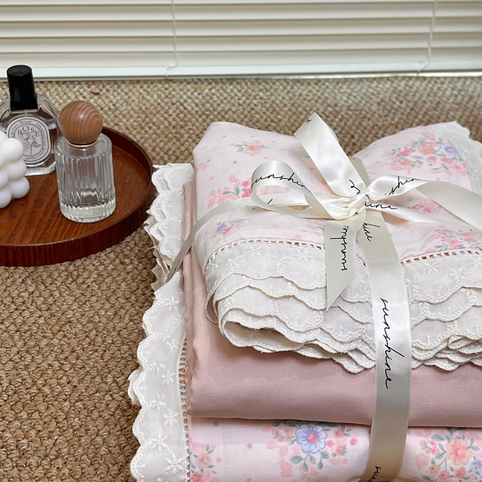 91家纺网 家纺一手货源 找家纺 荣轩家居 2025新款全棉双层纱镂空花边工艺款四件套 浅沫