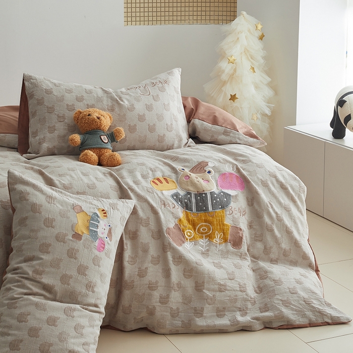 91家纺网 家纺一手货源 找家纺 怡家居 2025新款色织大提花贴布绣四件套 贪吃帽子熊