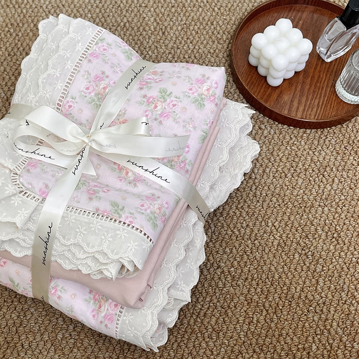 91家纺网 家纺一手货源 找家纺 荣轩家居 2025新款全棉双层纱镂空花边工艺款四件套 清晨茉莉