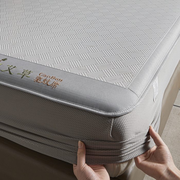 91家纺网 家纺一手货源 找家纺 航途席业 2025新款刺绣可水洗碳光冰丝席宽包边无纺布冰丝席艾香系列 艾香冰丝床笠饼干-灰