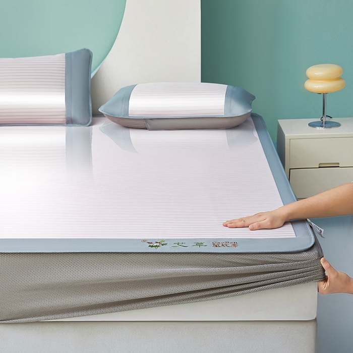 91家纺网 家纺一手货源 找家纺 航途席业 2025新款刺绣可水洗碳光冰丝席宽包边无纺布冰丝席艾香系列 艾香冰丝床笠条纹-树莓粉