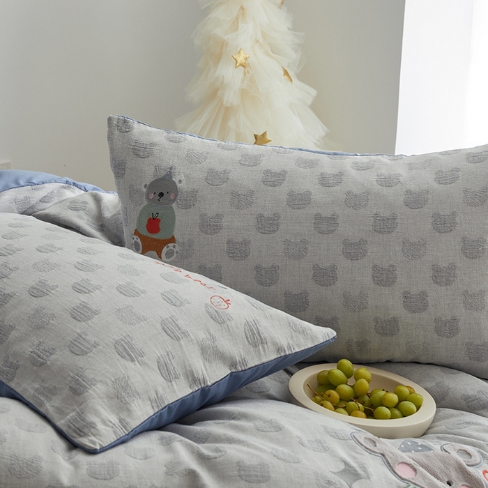 91家纺网 家纺一手货源 找家纺 怡家居 2025新款色织大提花贴布绣四件套 呆萌熊-蓝