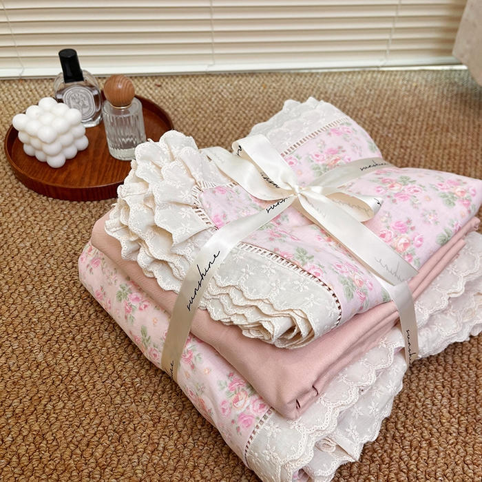 91家纺网 家纺一手货源 找家纺 荣轩家居 2025新款全棉双层纱镂空花边工艺款四件套 清晨茉莉