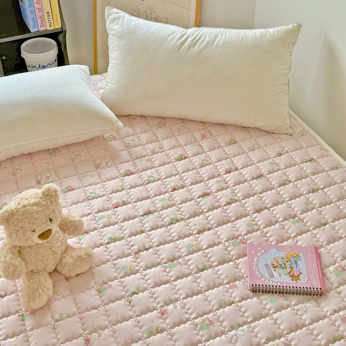 91家纺网 家纺一手货源 找家纺 澳萝拉 2025新款纯棉双层纱印花软床垫床褥 你好小兔