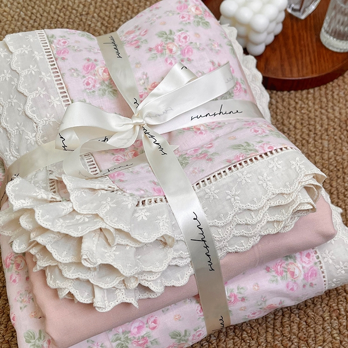 91家纺网 家纺一手货源 找家纺 荣轩家居 2025新款全棉双层纱镂空花边工艺款四件套 清晨茉莉