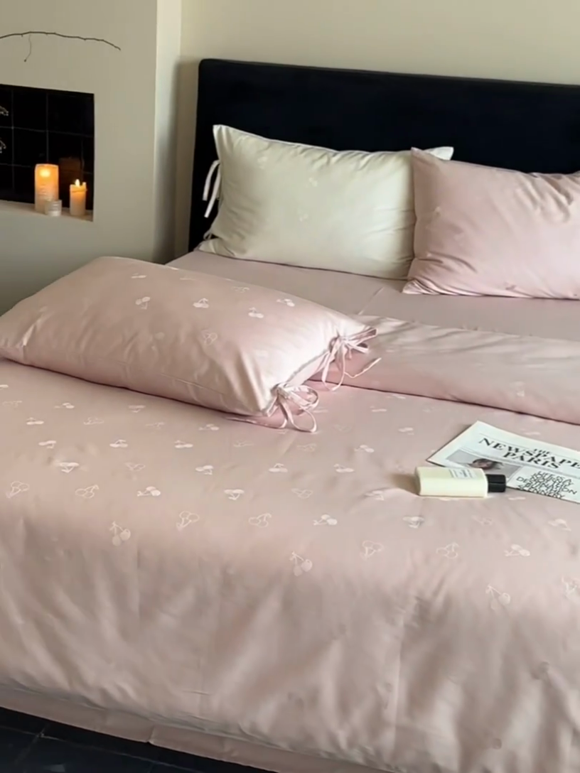 91家纺网 家纺一手货源 找家纺 鹿班家居 2025春夏款100S长绒棉精美提花系列-奶油樱桃-场景一【标准会员-20元】 奶油樱桃-粉色-场景一