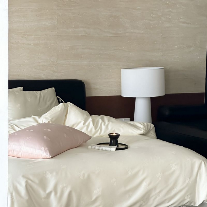 91家纺网 家纺一手货源 找家纺 鹿班家居 2025春夏款100S长绒棉精美提花系列-奶油樱桃-场景二 【标准会员-20元】 奶油樱桃-白色-场景二