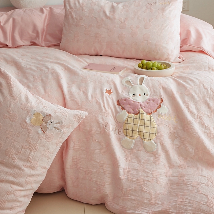 91家纺网 家纺一手货源 找家纺 怡家居 2025新款色织大提花贴布绣四件套 可爱兔-粉