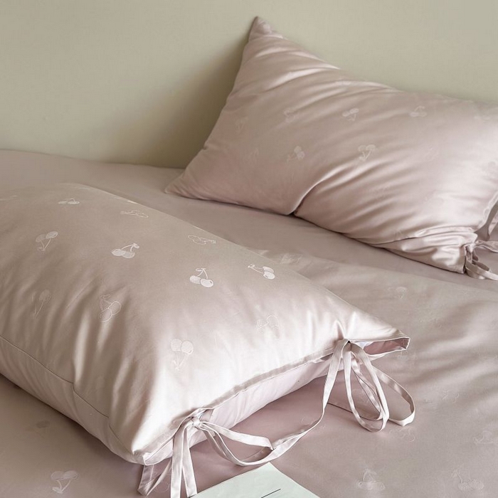 91家纺网 家纺一手货源 找家纺 鹿班家居 2025春夏款100S长绒棉精美提花系列-奶油樱桃-场景一【标准会员-20元】 奶油樱桃-粉色-场景一