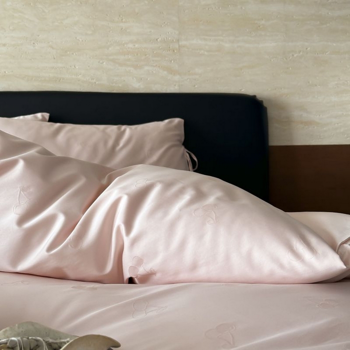 91家纺网 家纺一手货源 找家纺 鹿班家居 2025春夏款100S长绒棉精美提花系列-奶油樱桃-场景二 【标准会员-20元】 奶油樱桃-粉色-场景二