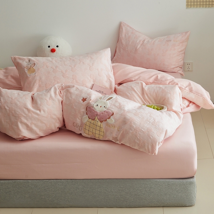 91家纺网 家纺一手货源 找家纺 怡家居 2025新款色织大提花贴布绣四件套 可爱兔-粉