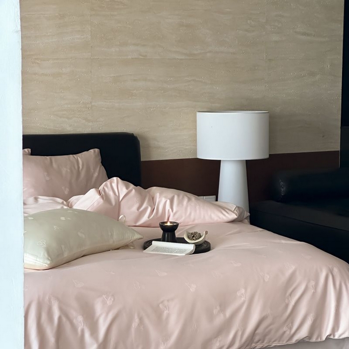 91家纺网 家纺一手货源 找家纺 鹿班家居 2025春夏款100S长绒棉精美提花系列-奶油樱桃-场景二 【标准会员-20元】 奶油樱桃-粉色-场景二