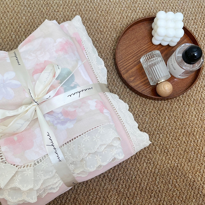 91家纺网 家纺一手货源 找家纺 荣轩家居 2025新款全棉双层纱镂空花边工艺款四件套 芳华