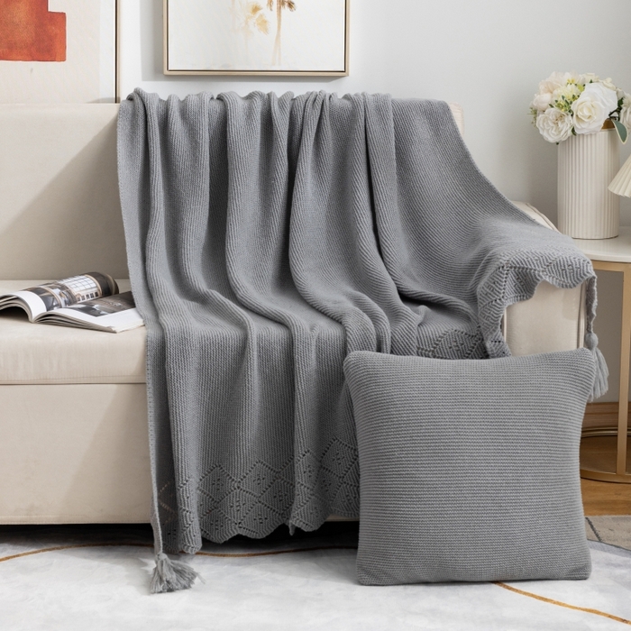 91家纺网 家纺一手货源 找家纺 肖恩毯业 2025新款鹿毛绒针织毯纯色素色螺纹镂空苏头北欧毛毯复古沙发毯休闲毯子 浅灰色