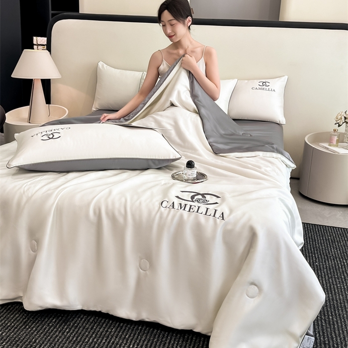 91家纺网 家纺一手货源 找家纺 利欧 2025新款茶花水洗天丝夏被四件套 茶花-米黄+摩卡灰