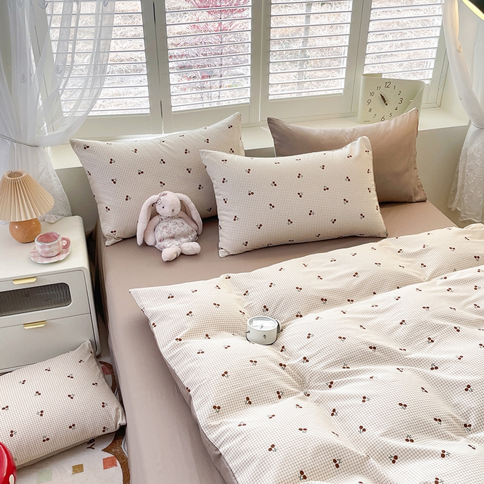 91家纺网 家纺一手货源 找家纺 宜家坊 2025新款全棉13070单床单床笠纯棉单品枕套床笠床单（有预缩尺寸 售后无忧 免费提供买家秀） 樱桃格子红