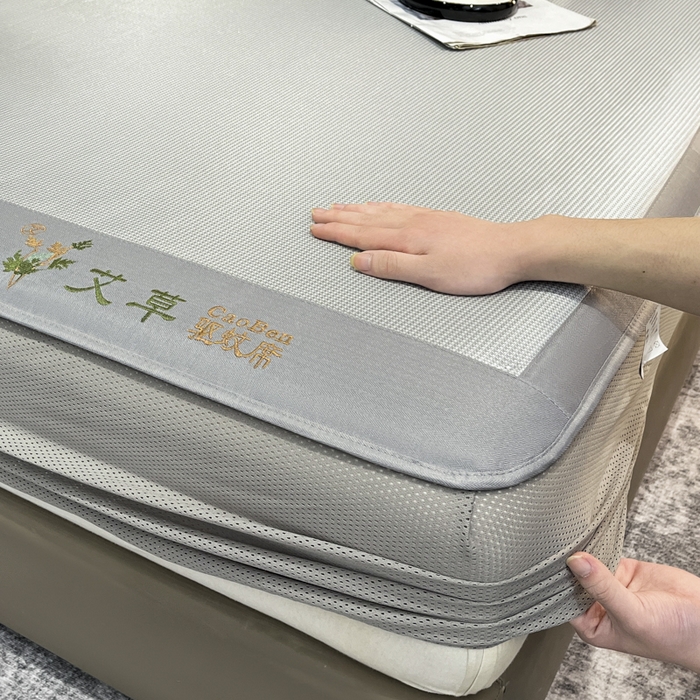 91家纺网 家纺一手货源 找家纺 航途席业 2025新款刺绣可水洗碳光冰丝席宽包边无纺布冰丝席艾香系列 艾草刺绣藤席千鸟格床笠款灰色