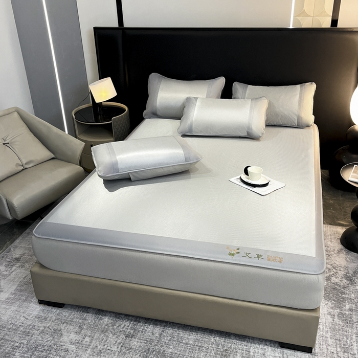 91家纺网 家纺一手货源 找家纺 航途席业 2025新款刺绣可水洗碳光冰丝席宽包边无纺布冰丝席艾香系列 艾草刺绣藤席千鸟格床笠款灰色