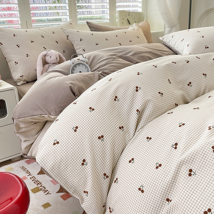 91家纺网 家纺一手货源 找家纺 宜家坊 2025全棉13070单被套印花小清新卡通碎花纯棉单品被套枕套（有预缩售后无忧 免费提供买家秀） 樱桃格子红