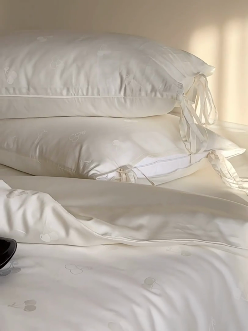 91家纺网 家纺一手货源 找家纺 鹿班家居 2025春夏款100S长绒棉精美提花系列-奶油樱桃-场景一【标准会员-20元】 奶油樱桃-白色-场景一