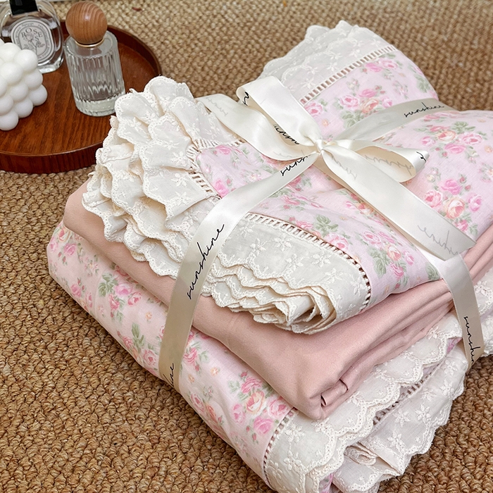 91家纺网 家纺一手货源 找家纺 荣轩家居 2025新款全棉双层纱镂空花边工艺款四件套 清晨茉莉