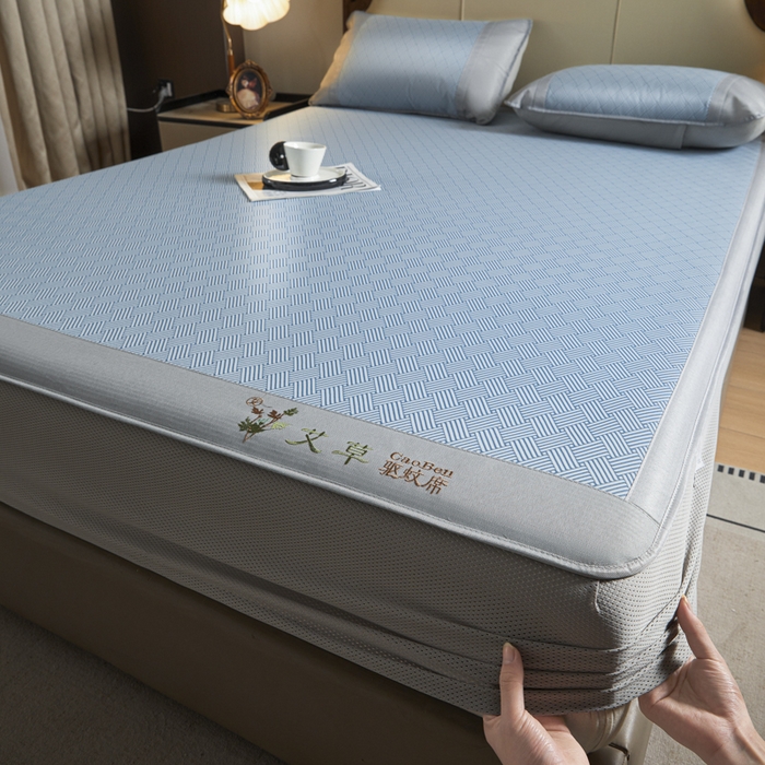 91家纺网 家纺一手货源 找家纺 航途席业 2025新款凉席三明治刺绣可水洗碳光冰丝席宽包边艾香系列 艾香冰丝床笠饼干-蓝