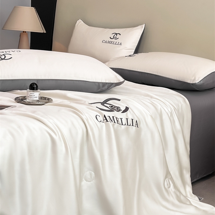 91家纺网 家纺一手货源 找家纺 利欧 2025新款茶花水洗天丝夏被四件套 茶花-米黄+摩卡灰