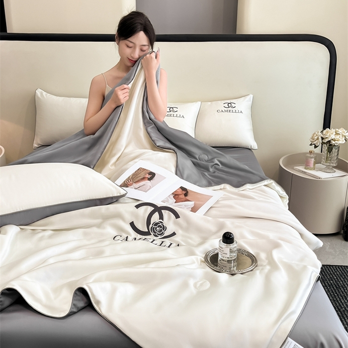 91家纺网 家纺一手货源 找家纺 利欧 2025新款茶花水洗天丝夏被四件套 茶花-米黄+摩卡灰