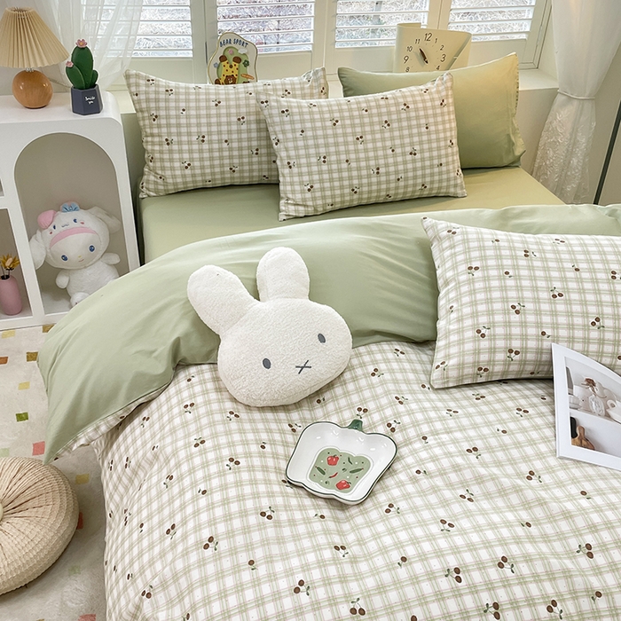 91家纺网 家纺一手货源 找家纺 宜家坊 2025热款全棉四件套学生床三件套单品床单床笠单被套印花小清新卡通碎花纯棉三四件套 樱桃格子绿