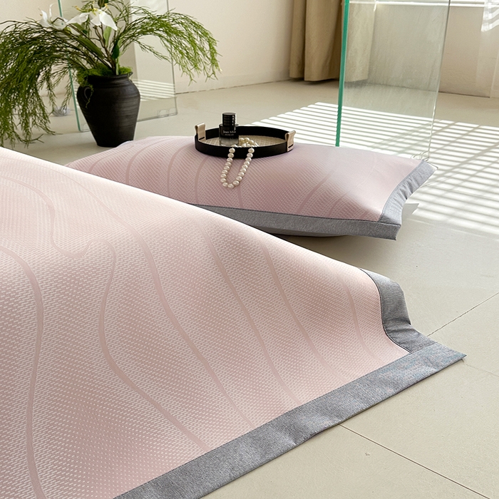 91家纺网 家纺一手货源 找家纺 网客家纺 2025新款高分子PE（聚乙烯）提花凉感软席 曲谧时光-粉