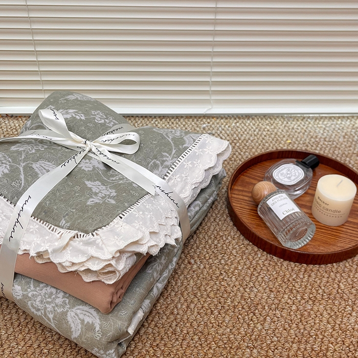 91家纺网 家纺一手货源 找家纺 荣轩家居 2025新款全棉双层纱镂空花边工艺款四件套 梨素