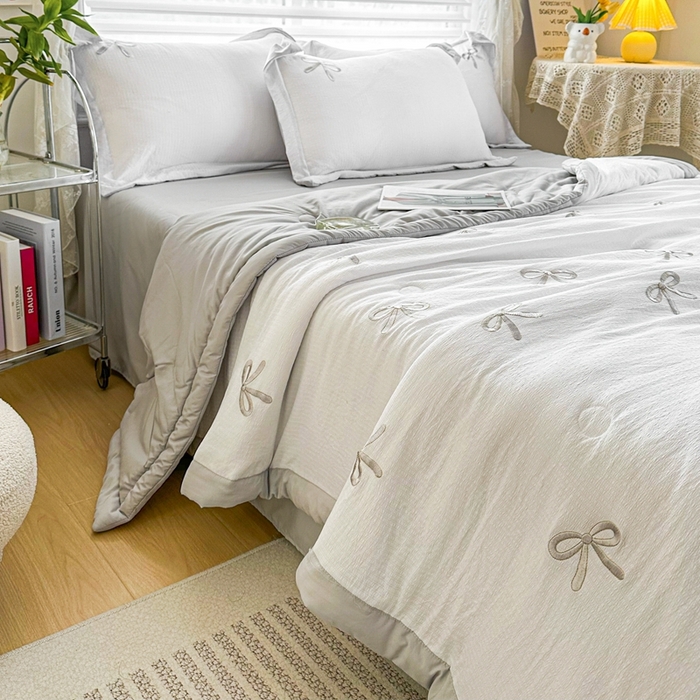 91家纺网 家纺一手货源 找家纺 芙绣家纺 2025新款蝴蝶结绣花香云纱夏被夏凉被空调被 蝴蝶结一神秘灰